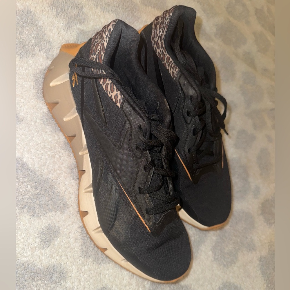 Reebok Women's Zig Dynamica 4 Sneaker size 9.5